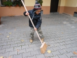 Hrabání listí před školou